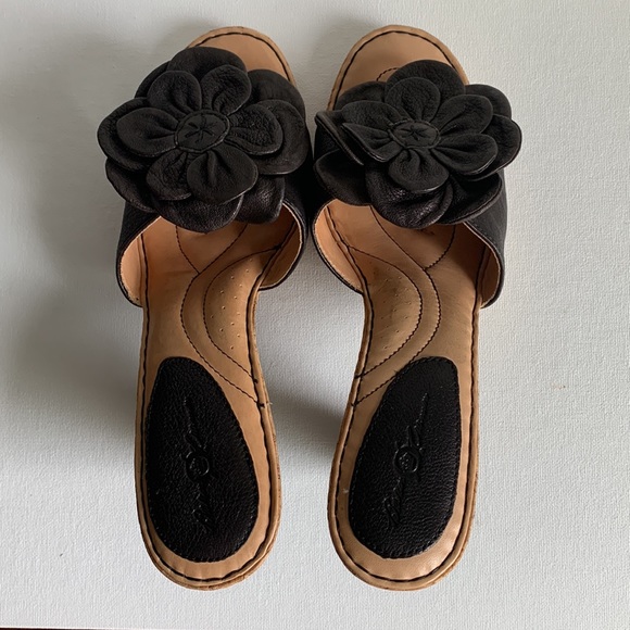 Børn Leather Flower Sandal with 4 Inch Heel—Size 10/42 - Picture 2 of 11